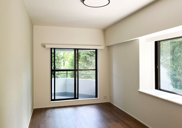 爽やかなアクセントクロスの寝室