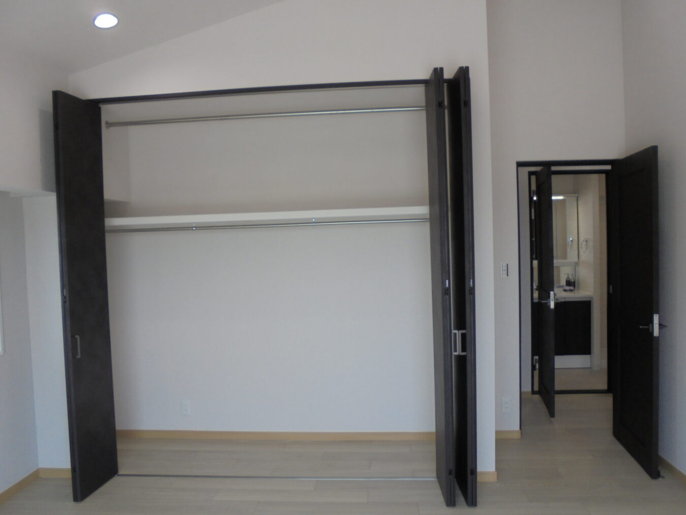 大容量のクローゼットでお部屋をすっきり