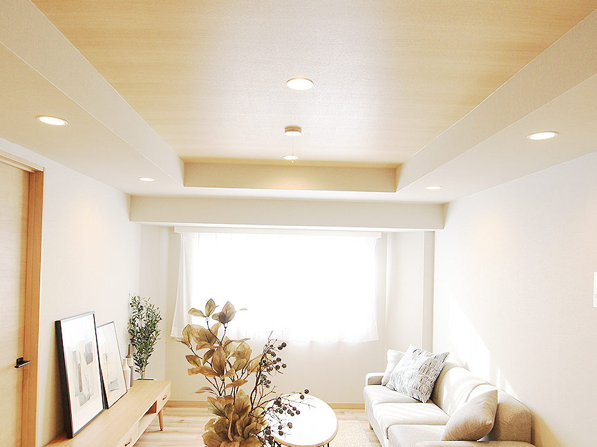 リビング天井のアクセントクロスで印象づけ