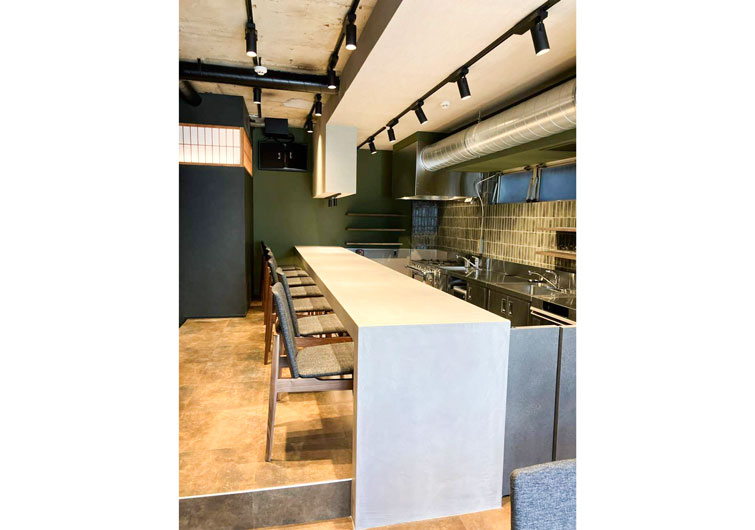 カウンターとテーブル